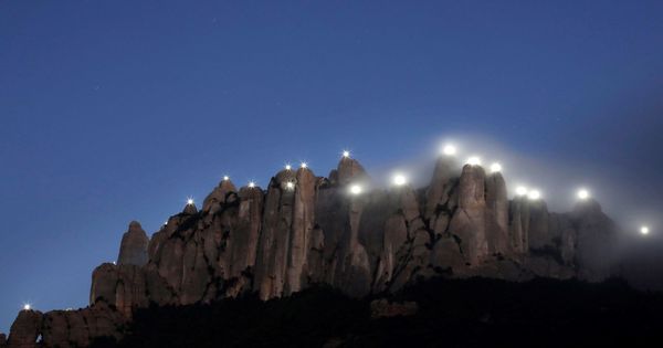 Foto: 131 agujas del macizo de Montserrat, en recuerdo de los 131 presidentes de la Generalitat de Cataluña, se iluminan durante el acto de conmemoración del 1-O. (EFE)