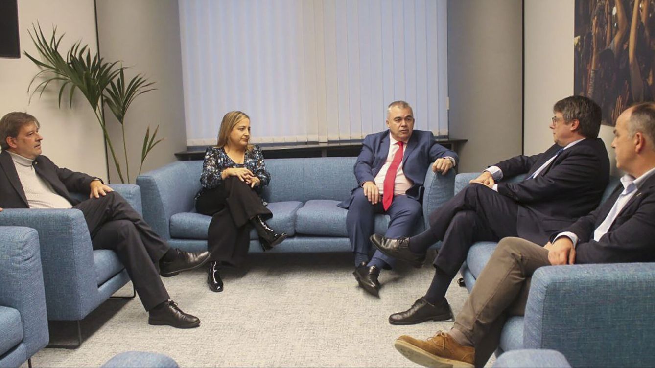 Foto: Santos Cerdán y Puigdemont, reunidos en Waterloo, junto a otros miembros del PSOE y JxCAT. (EFE)