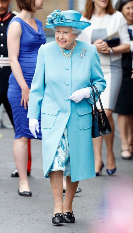 La reina Isabel II, con un total look azul. (Getty)