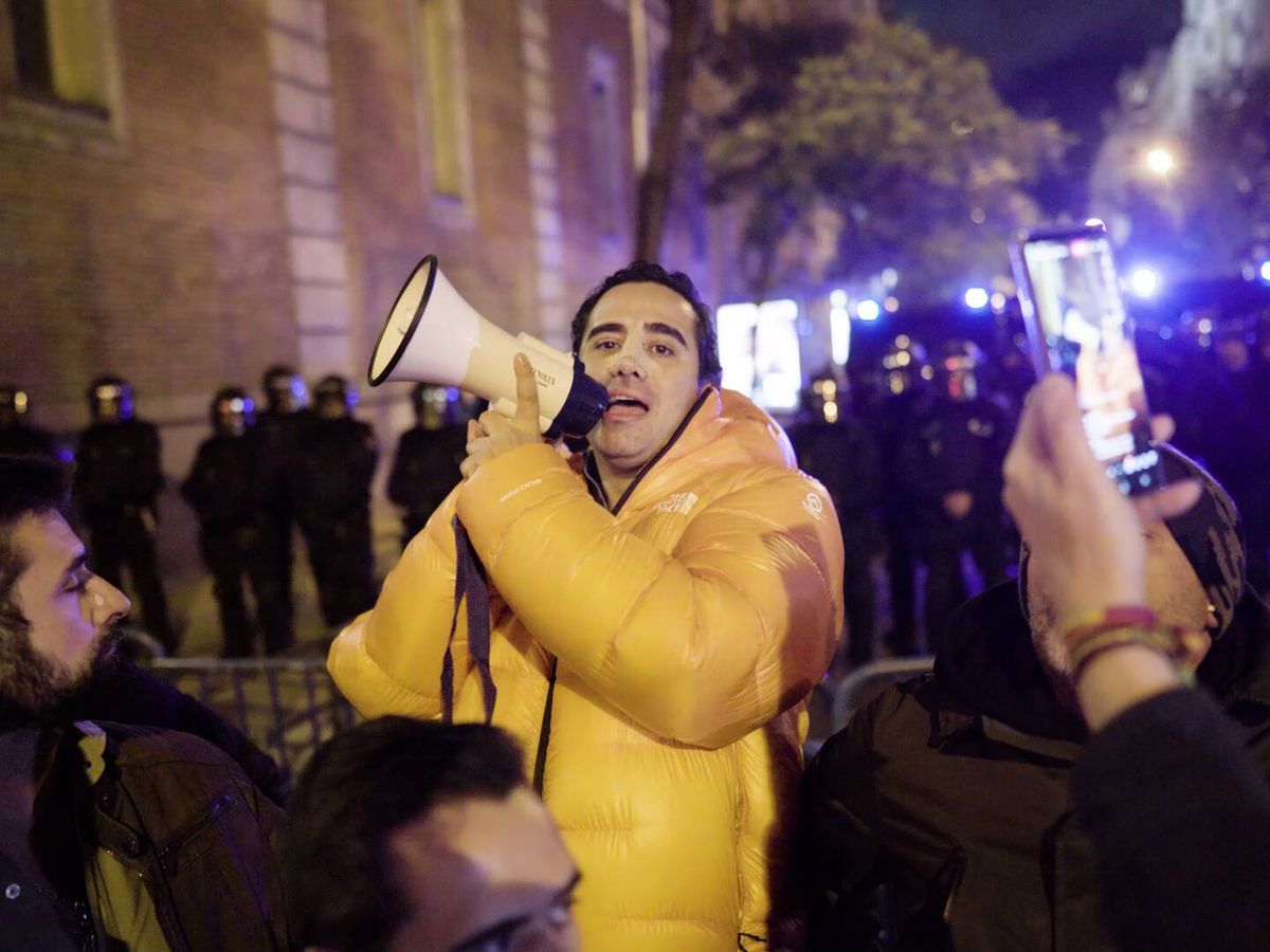 Foto: Alvise Pérez, en las manifestaciones contra Sánchez en Ferraz. (Jaime Alekos)