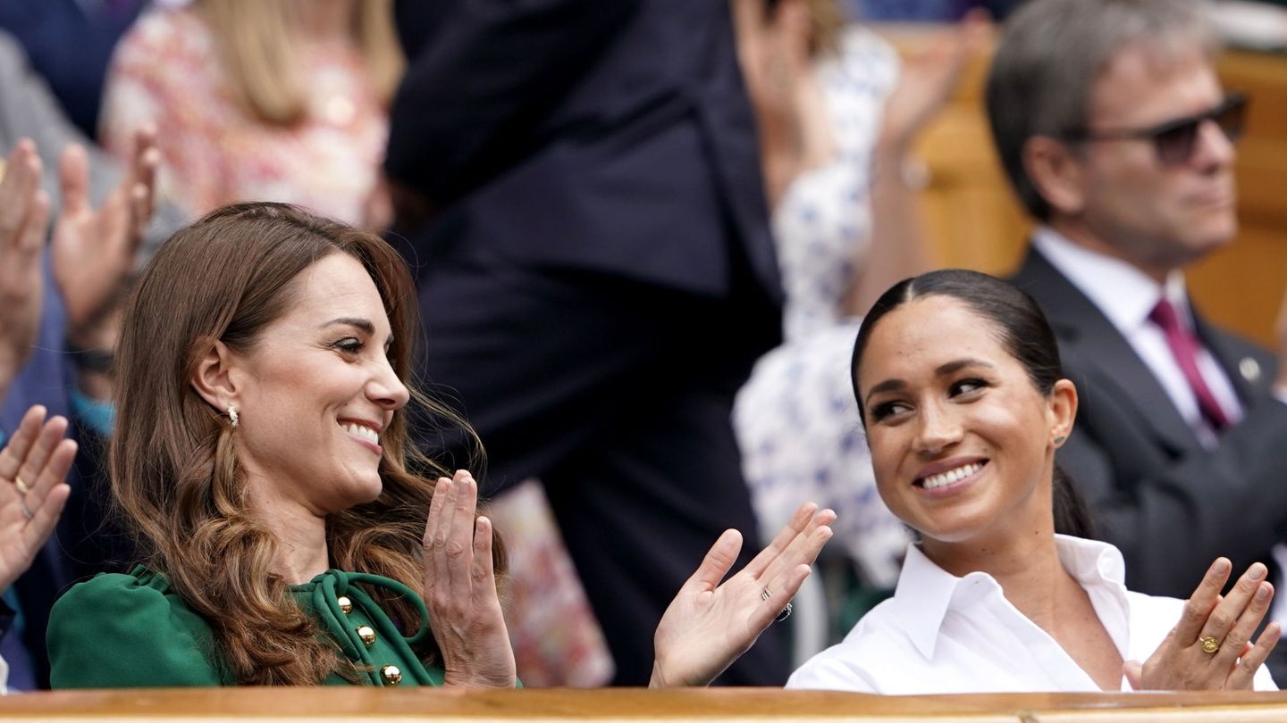 Meghan y Kate, durante un partido de Wimbledon. (EFE)