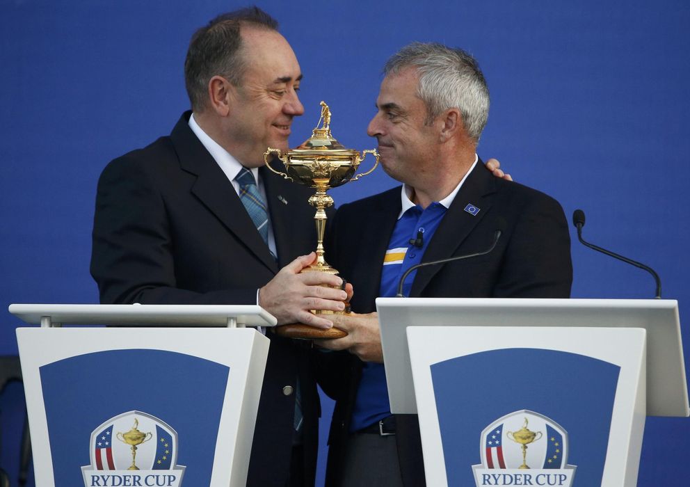 Foto: Paul McGinley recibe la Ryder Cup del Primer Ministro escocés, Alex Salmond (Reuters).