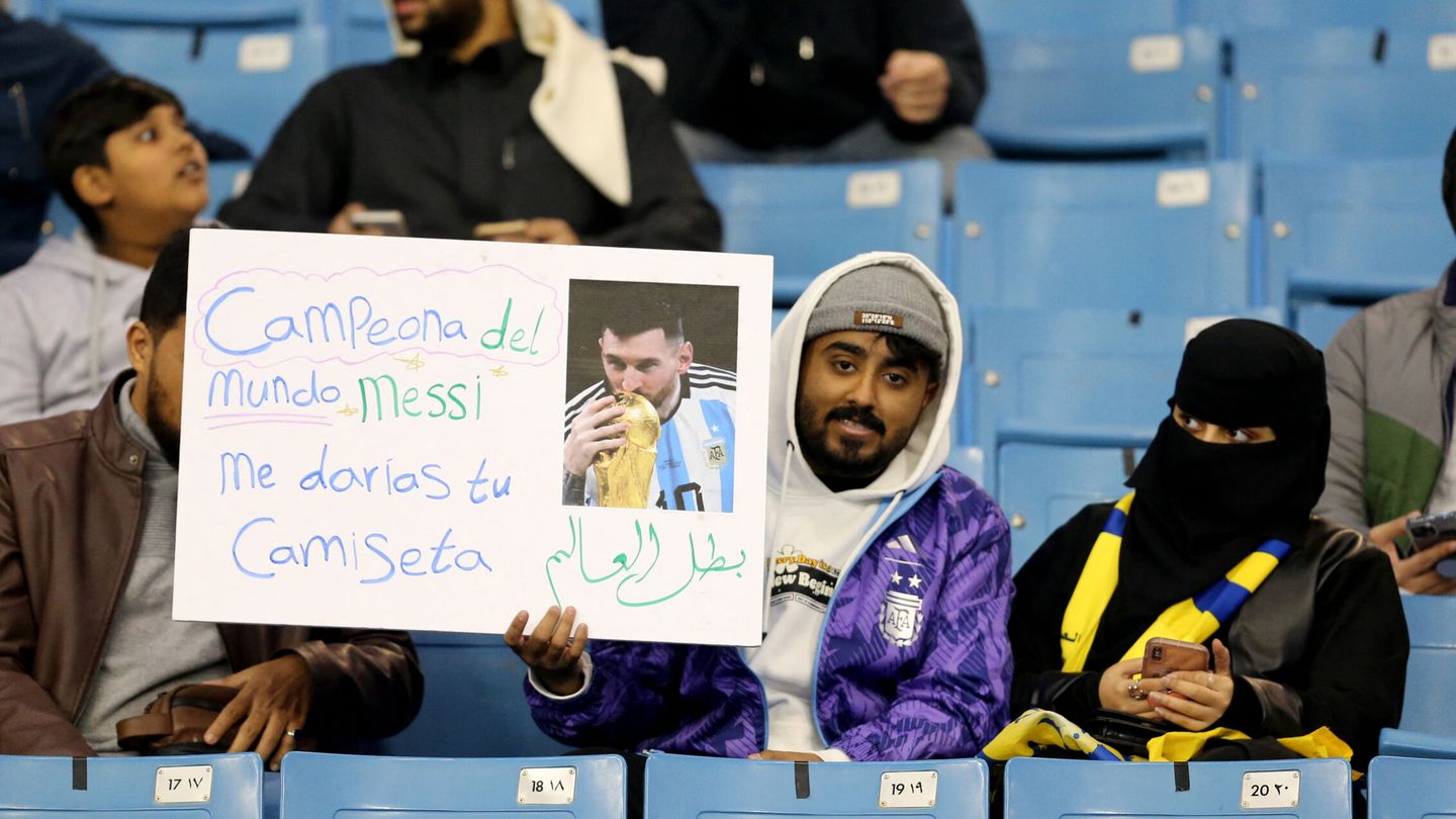 Aficionados saudíes, con una imagen de Messi. (REUTERS/Ahmed Yosri)