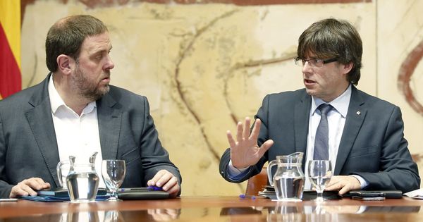Foto: Fotografía de archivo del expresidente de la Generalitat Carles Puigdemont (d) y el exvicepresidente del Govern Oriol Junqueras. (EFE)