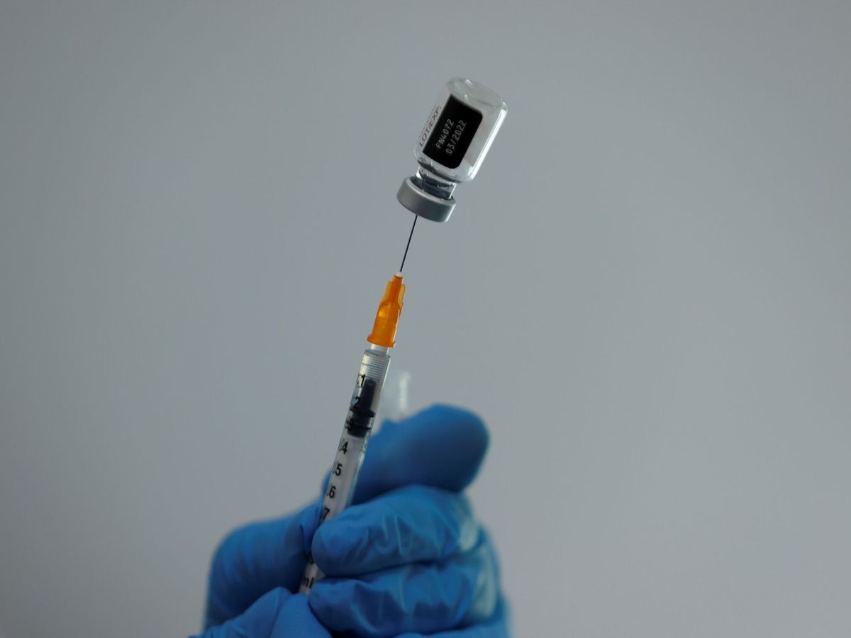Foto: Preparación de una vacuna. (EFE/Zipi)