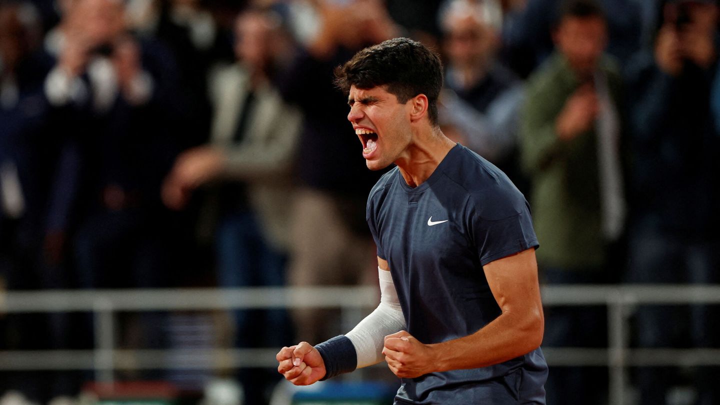 Alcaraz grita con rabia el pase a semifinales. (Reuters/Marcelo del Pozo)