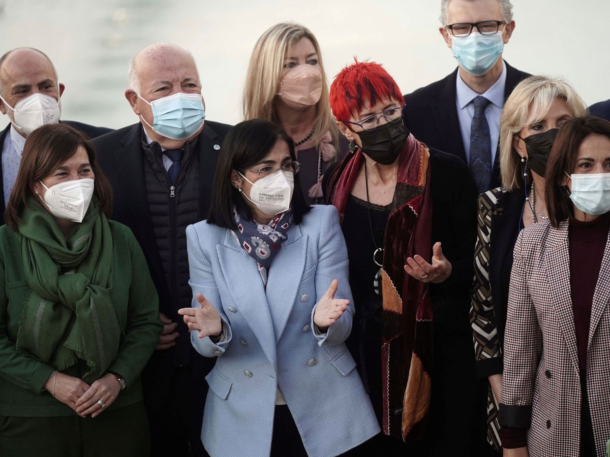 Foto: La ministra Darias, junto a varios consejeros de Sanidad, el pasado mes de diciembre. (EFE)