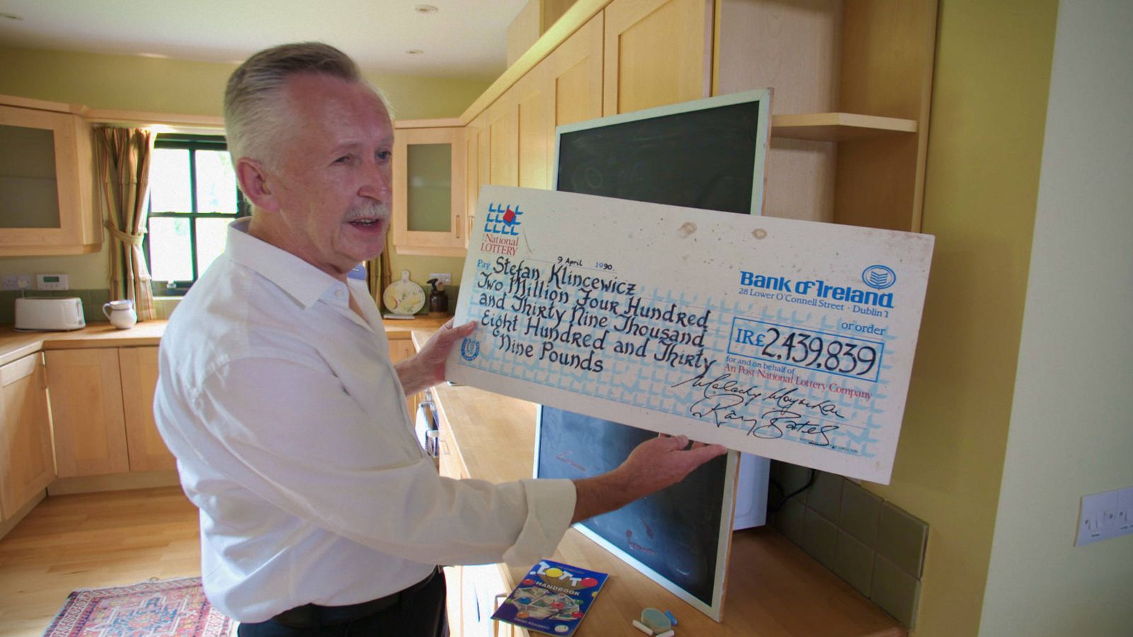 Foto: Klincewicz muestra el cheque que recibió en el programa 'We Won the Lotto' de RTÉ One.