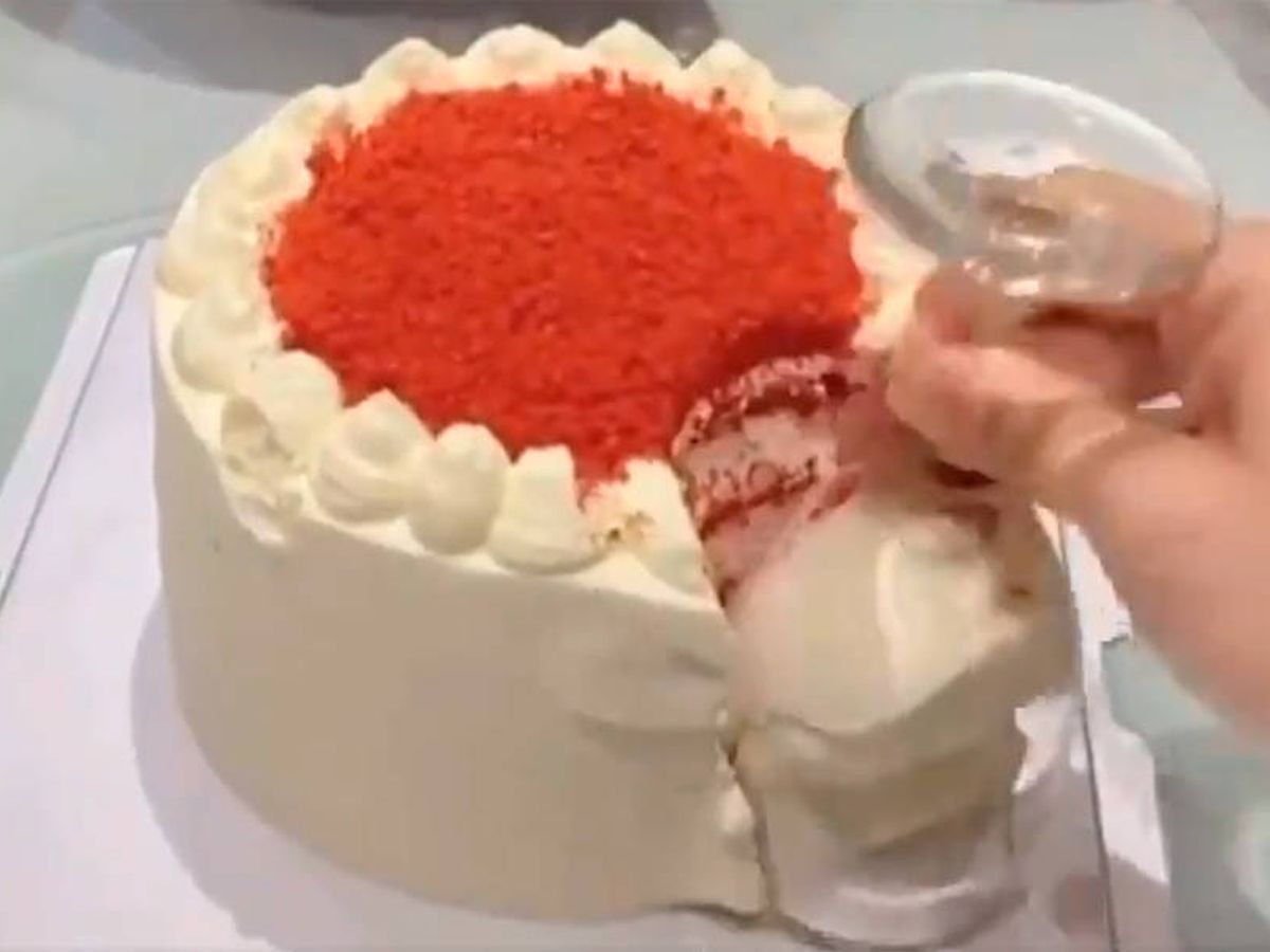 Foto: La forma de compartir una tarta sin peligro de contagio (Twitter)