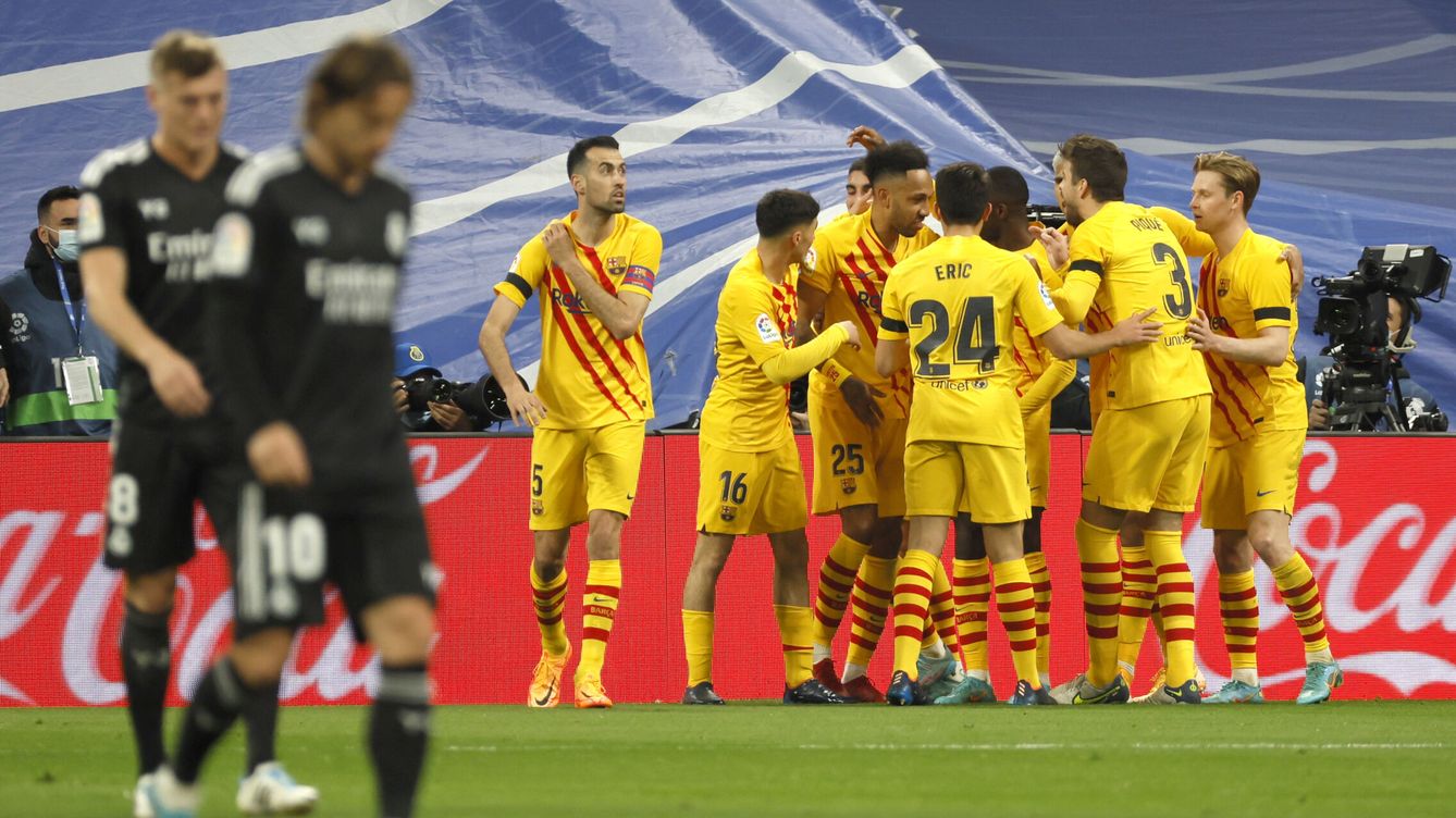 Foto: Los jugadores del Barça celebran uno de sus goles ante el Madrid. (EFE/Ballesteros)