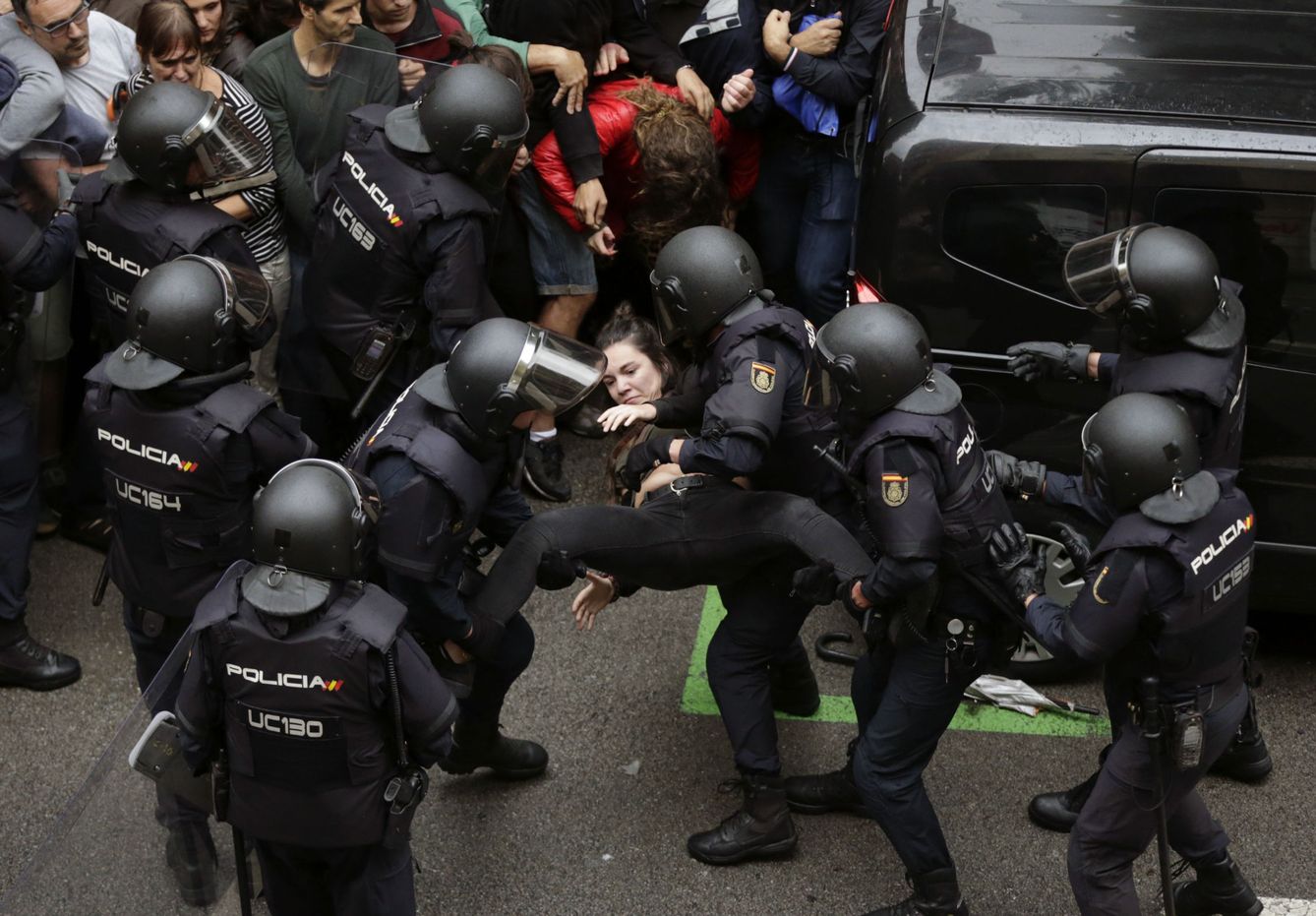 Agentes antidisturbios de la Policía Nacional el 1-O. (EFE)