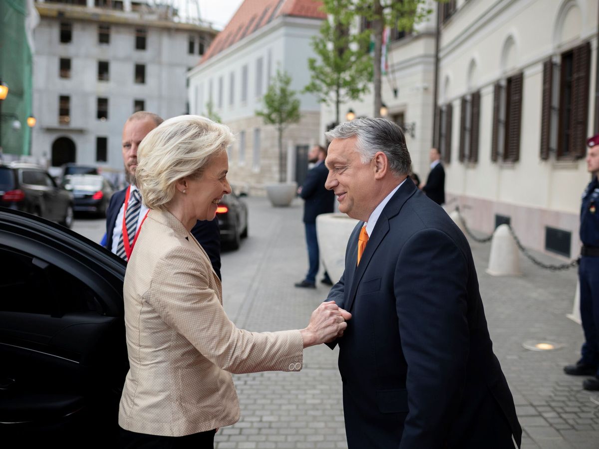Foto: Ursula Von der Leyen saluda a Viktor Orban. (Reuters)