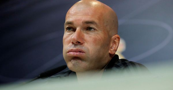 Foto: Zidane resopla en la rueda de prensa antes del partido entre el Barcelona y el Real Madrid en el Camp Nou. (EFE)