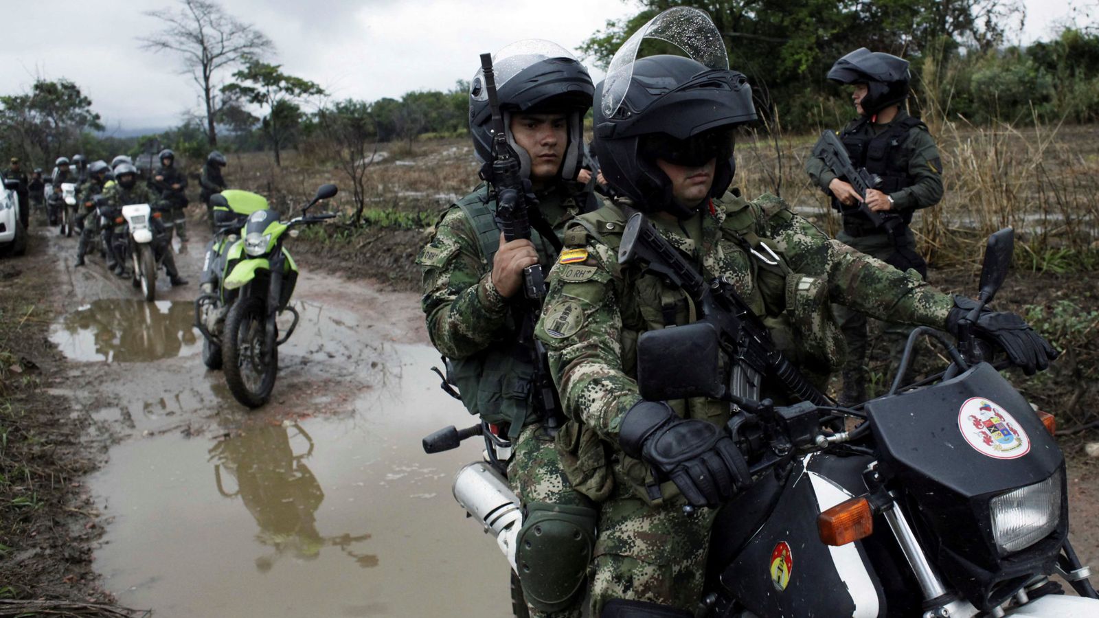 Foto: Soldados colombianos patrullan la frontera con Venezuela en Cúcuta, en febrero de 2018. (Reuters)