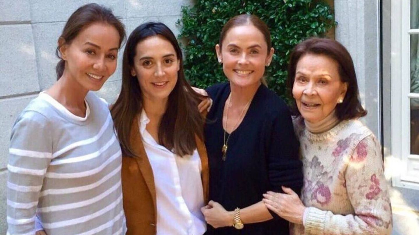 Isabel Preysler, junto a su hija Tamara Falcó, su sobrina Joanna Preysler y su madre, Betty Arrastia. (Instagram/@joannapreyslermanila)