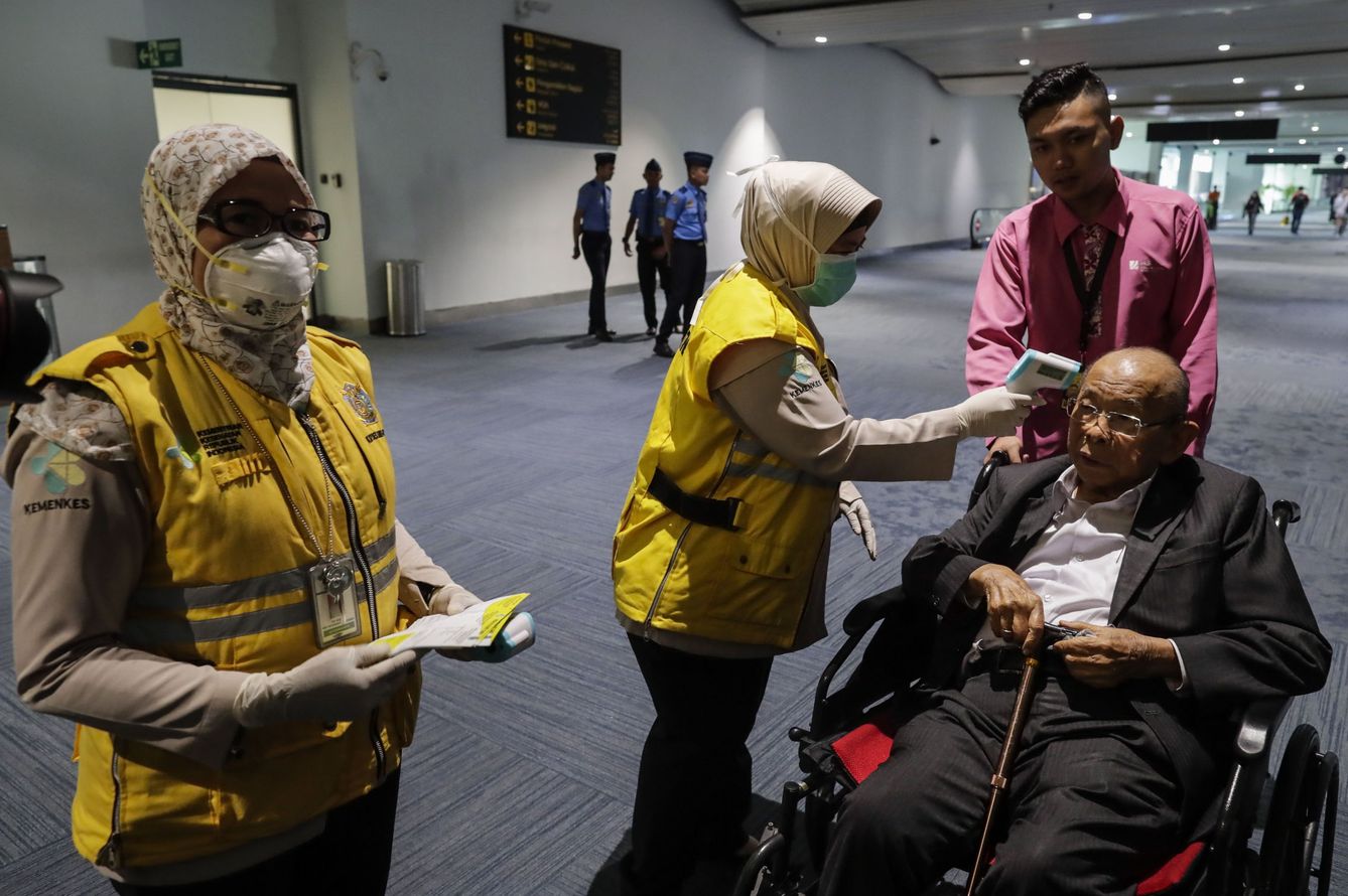 Controles de pasajeros procedentes de China en Indonesia. (Foto: Reuters)