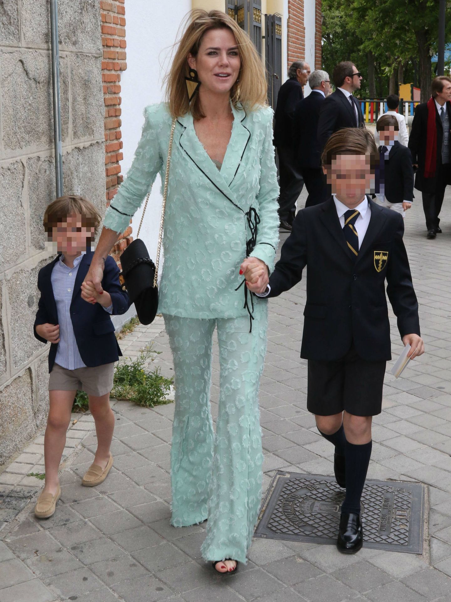 Un día muy feliz para Gonzalo Martos Bono, con su madre y su hermano. (Lagencia Grosby)