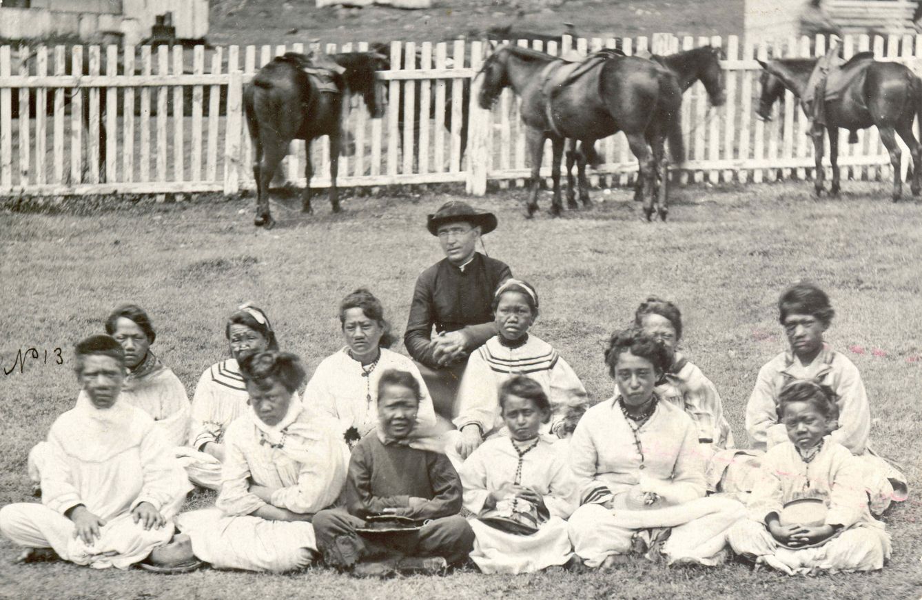 El padre Damián posa con un coro femenino formado por pacientes de Kalaupapa.