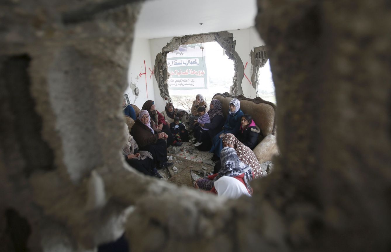 Foto: Palestinos en la casa de Mohamed al-Haroub, cuya vivienda fue parcialmente demolida por el Ejército israelí, en Dir Samt, al sur de Hebrón (Reuters).