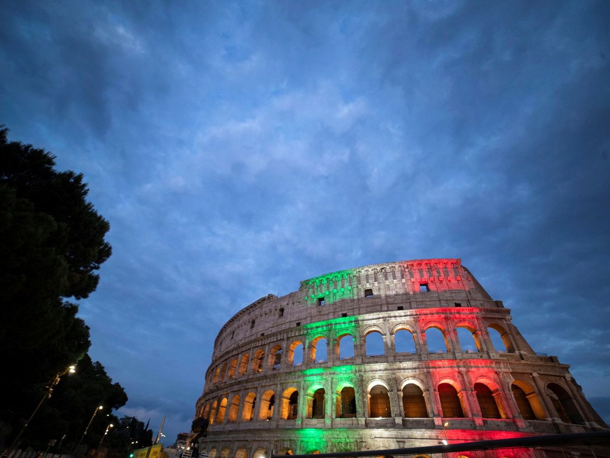 Foto: Los colores de la bandera italiana se proyectan en el Coliseo Romano, durante la Fase 2 del plan de emergencia en Italia (EFE)