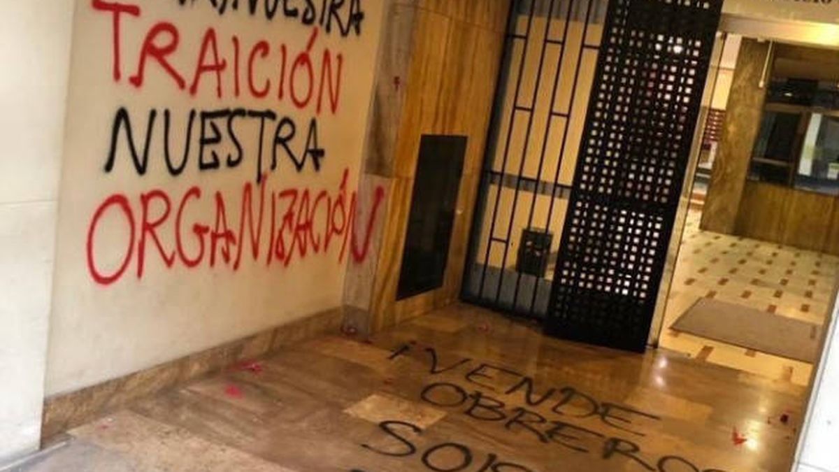Atacan con pintura las sedes del PSPV y del PP valenciano: "Sois escoria"