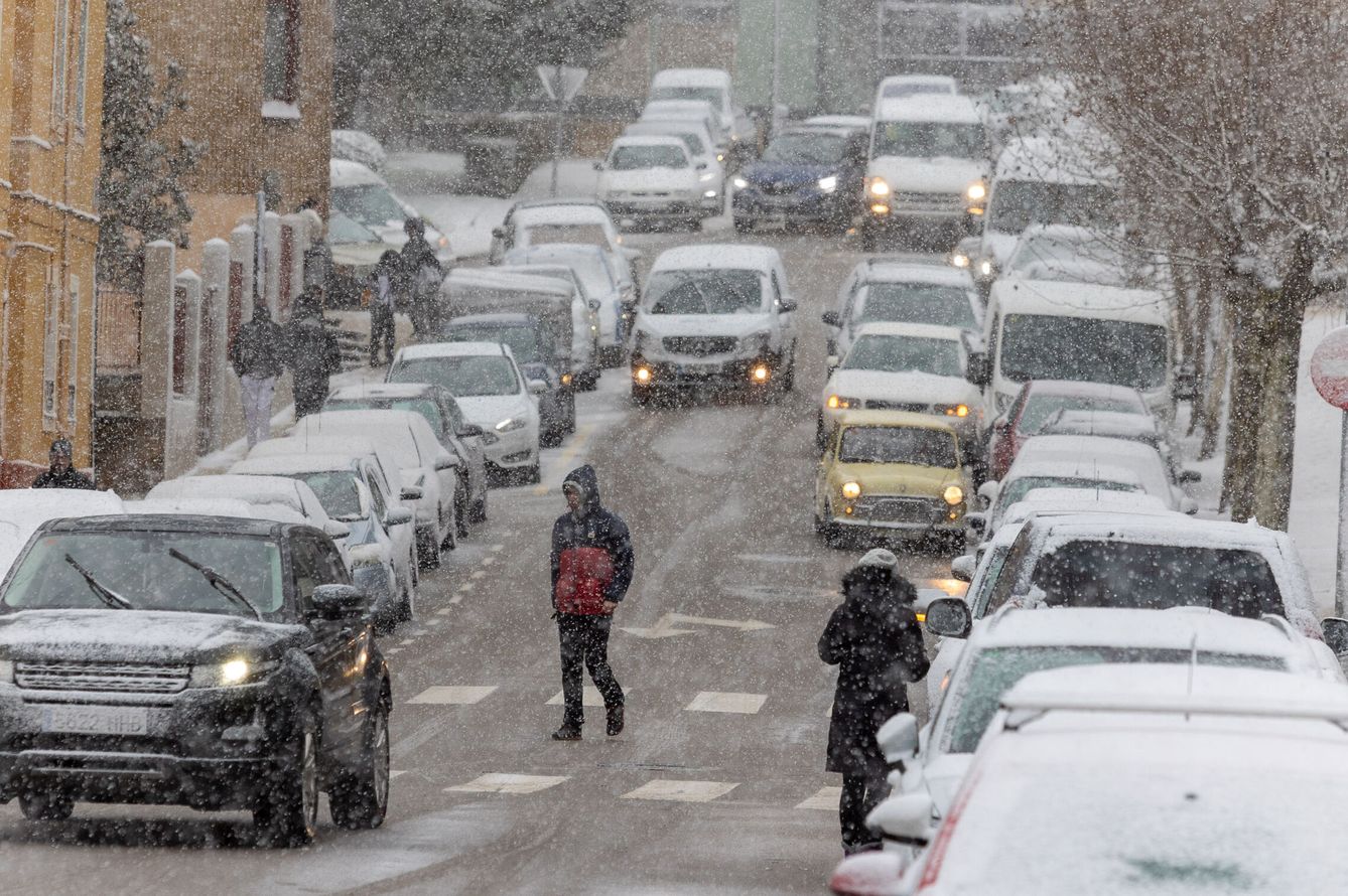 Varios coches circulan mientras nieva en Soria. (Europa Press/Serrano)