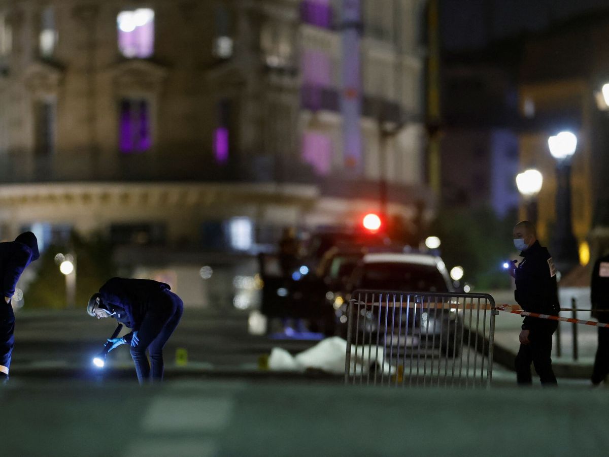 Foto: Policías forenses inspeccionan la escena del crimen en Pont Neuf. (Reuters/Christian Hartmann)