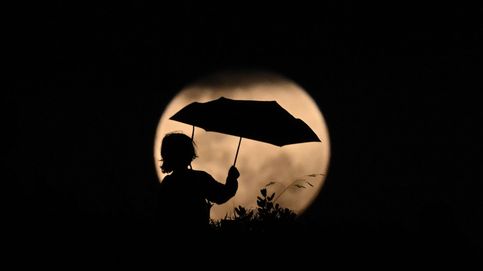 Eclipse lunar y lluvias de verano en Sudáfrica: el día en fotos 