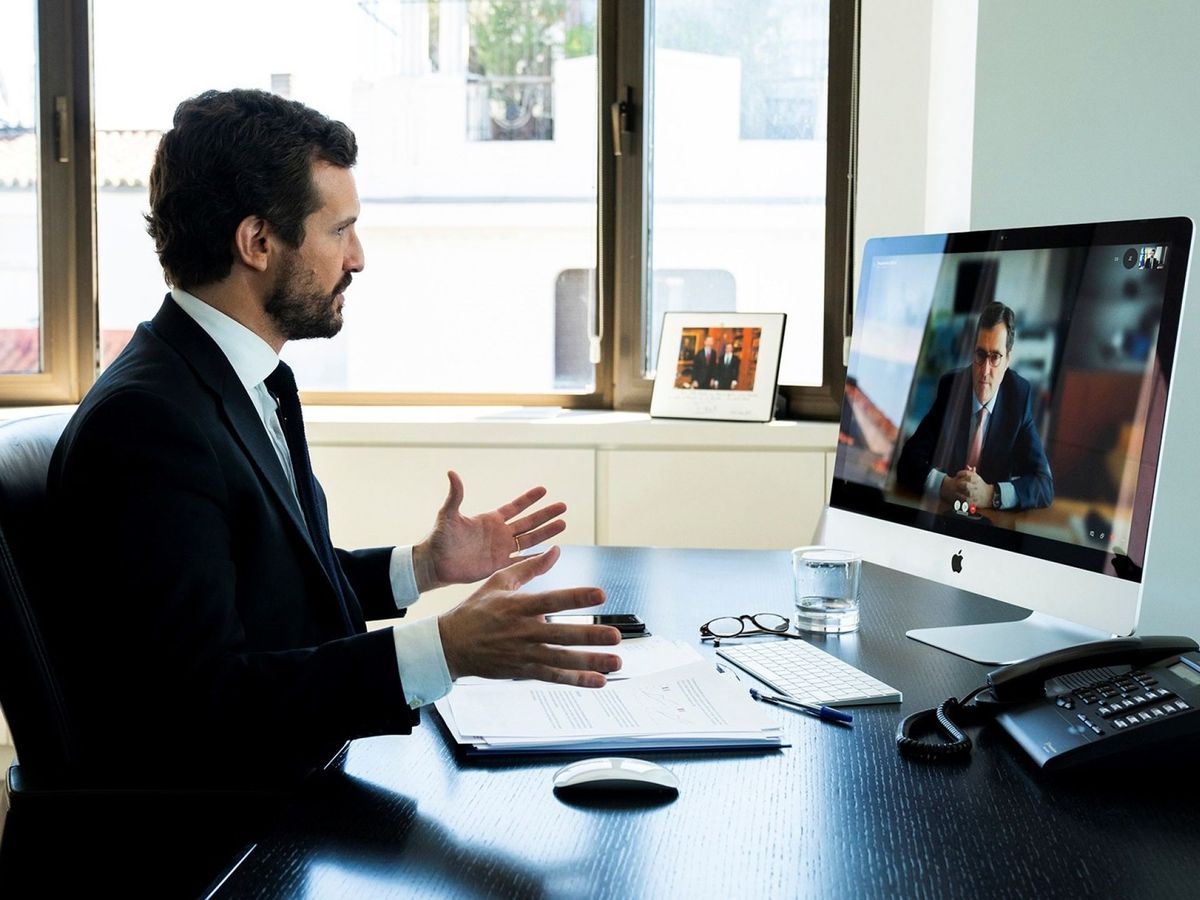 Foto: Pablo Casado, durante una videoconferencia con el presidente de la CEOE, Antonio Garamendi. (EFE)