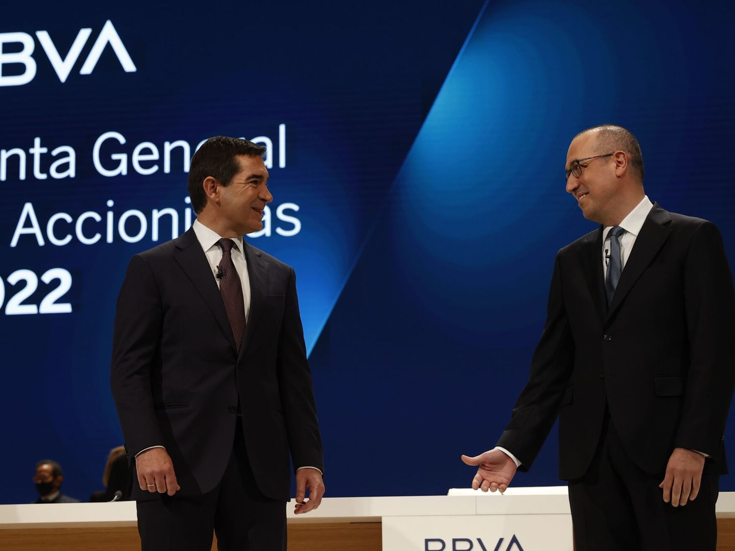 El presidente de BBVA, Carlos Torres (i), y el consejero delegado, Onur Genç (d). (EFE)