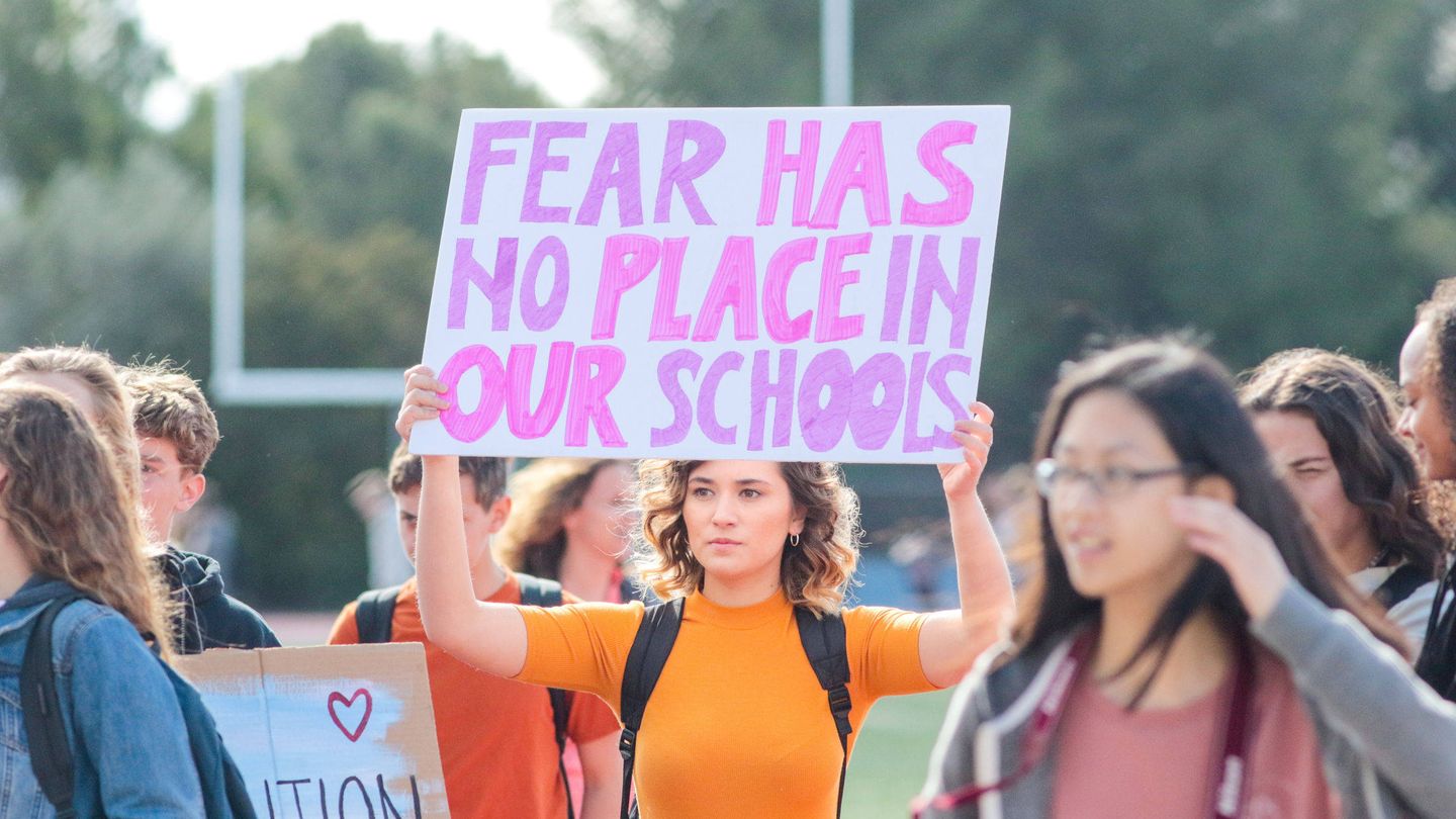 Estudiantes californianos participan en una marcha de protesta en honor a las víctimas del Instituto Marjory Stoneman Douglas, el 14 de marzo de 2018. (Reuters)