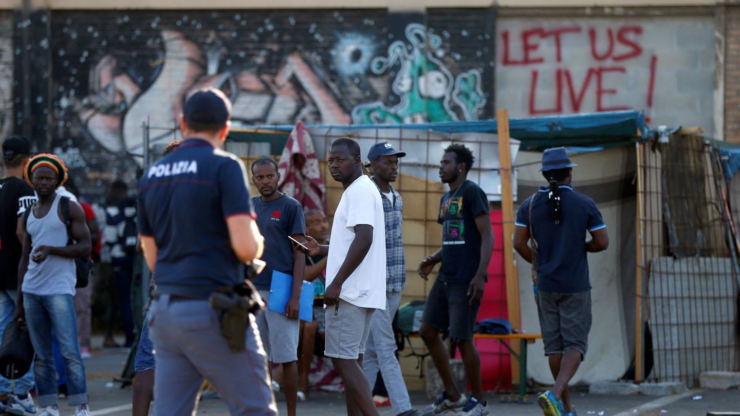 La policía italiana identifica a inmigrantes en un campamento cerca de Roma. (Reuters)