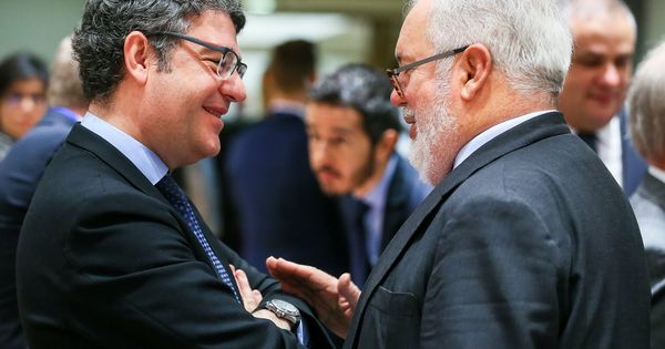 Foto: El ministro de Energía, Álvaro Nadal, con el comisario europeo para la Acción Climática y Energía, Miguel Arias Cañete. EFE