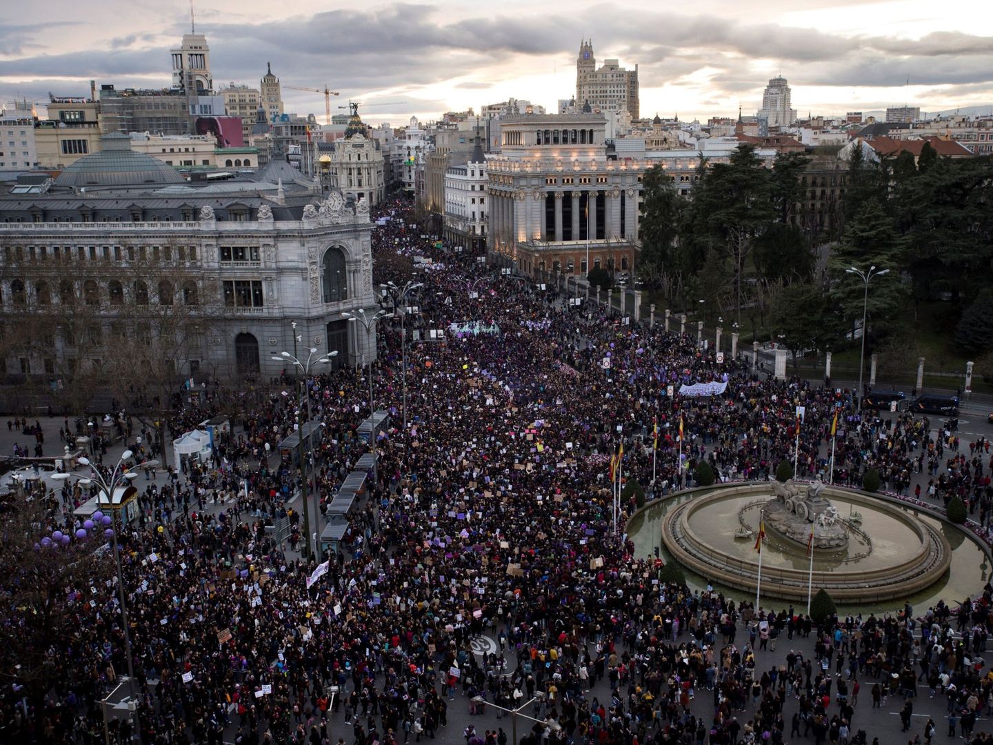 Vista aérea de la manifestación del 8-M de Madrid a su paso por la Cibeles. (EFE)
