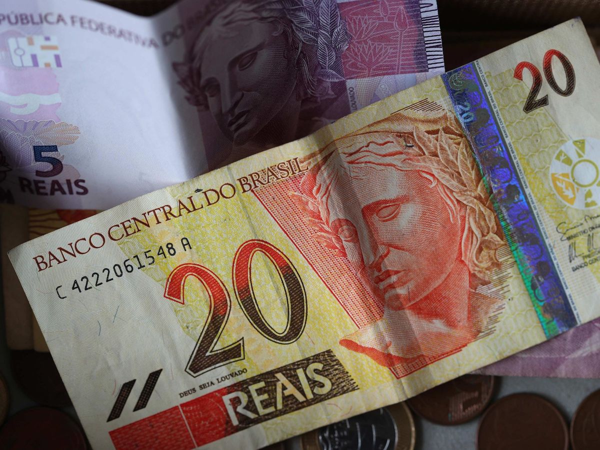 Foto: Billetes de reales brasileños. (EFE/Marcelo Sayão)