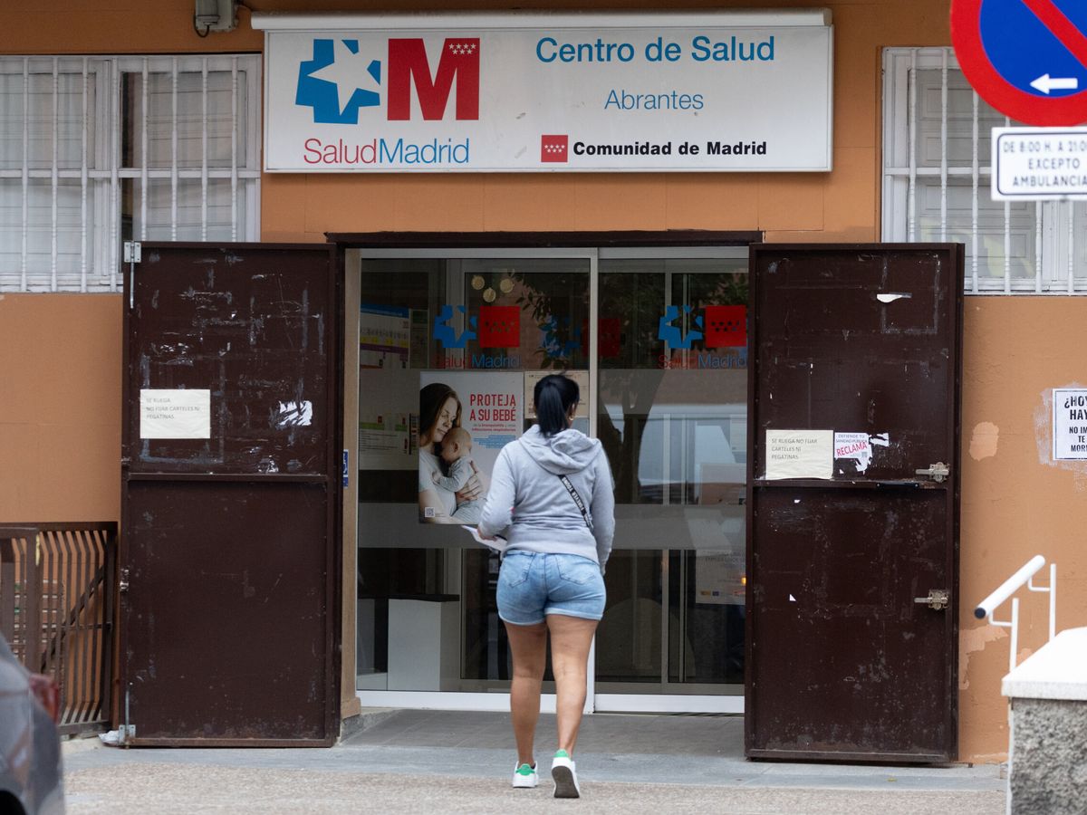 Foto: Una mujer accede a un centro de salud de Madrid. (Europa Press/Eduardo Parra)