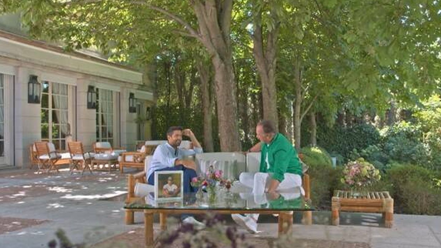 Fernando charla con Bertín en el exterior de la casa. (Telecinco)