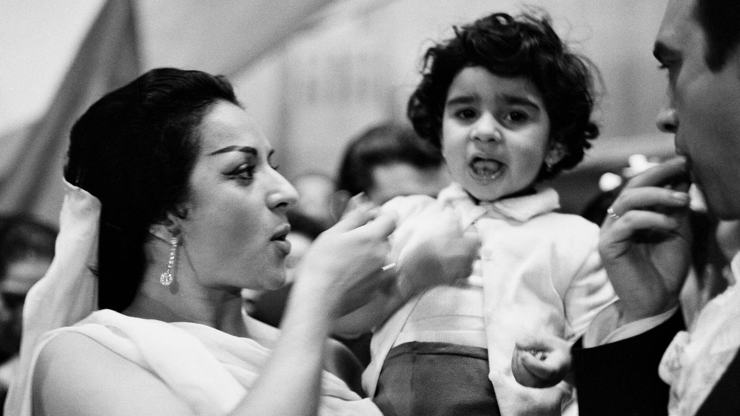 Lola Flores con su hijo Antonio en 1963. (Getty/Cover/Gianni Ferrari)