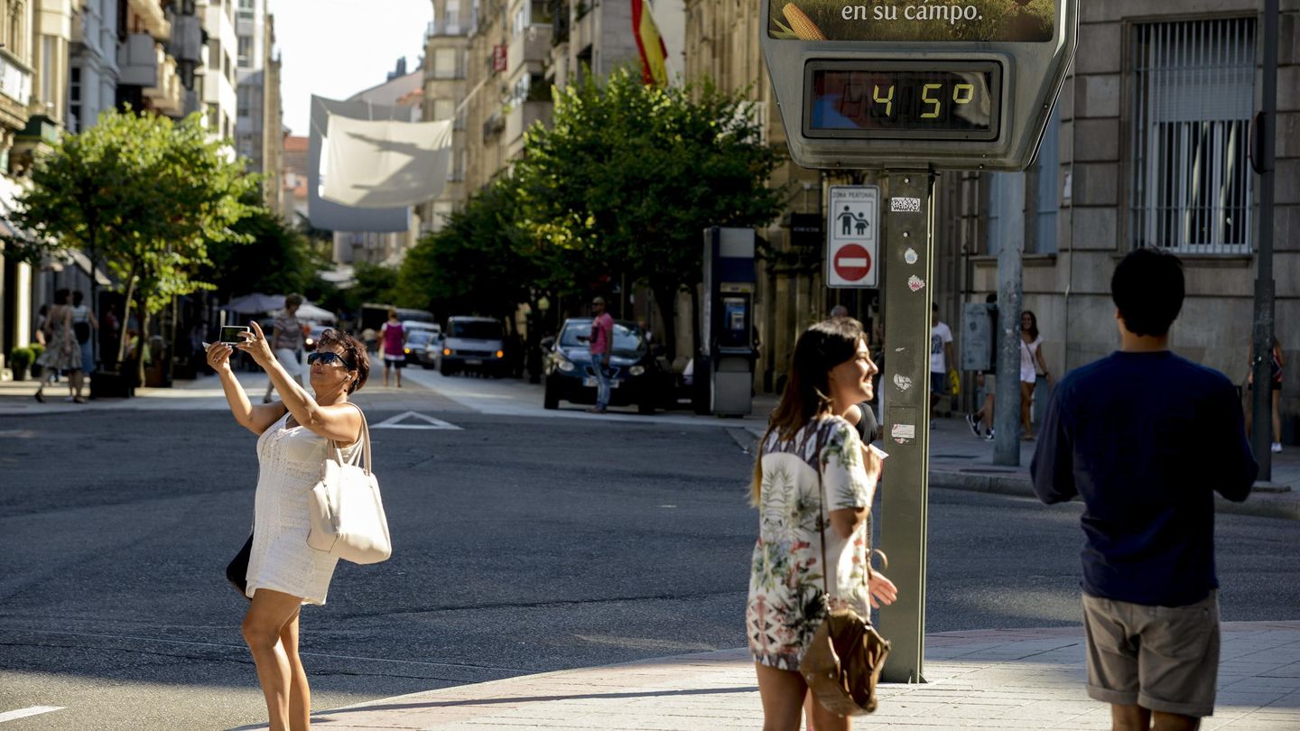 Un termómetro marca 45 grados en Ourense durante el verano de 2014. (EFE)