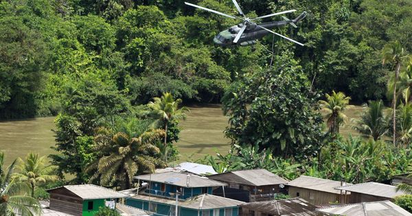 Foto: Un helicópetero militar sobrevuela Buenaventura durante una operación contra el narcotráfico. (EFE)