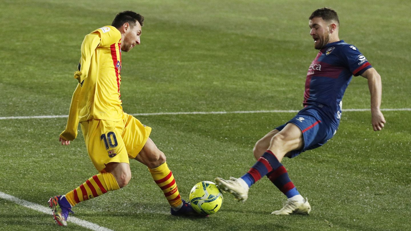 Messi y Galán, en acción. (Reuters)