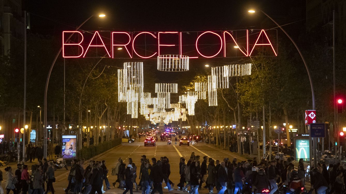 Foto: BARCELONA, 23 11 2023.- Aspecto de la Gran Vía este jueves, en el día en el que se ha celebrado el encendido de las luces de Navidad en Barcelona. EFE Marta Pérez 