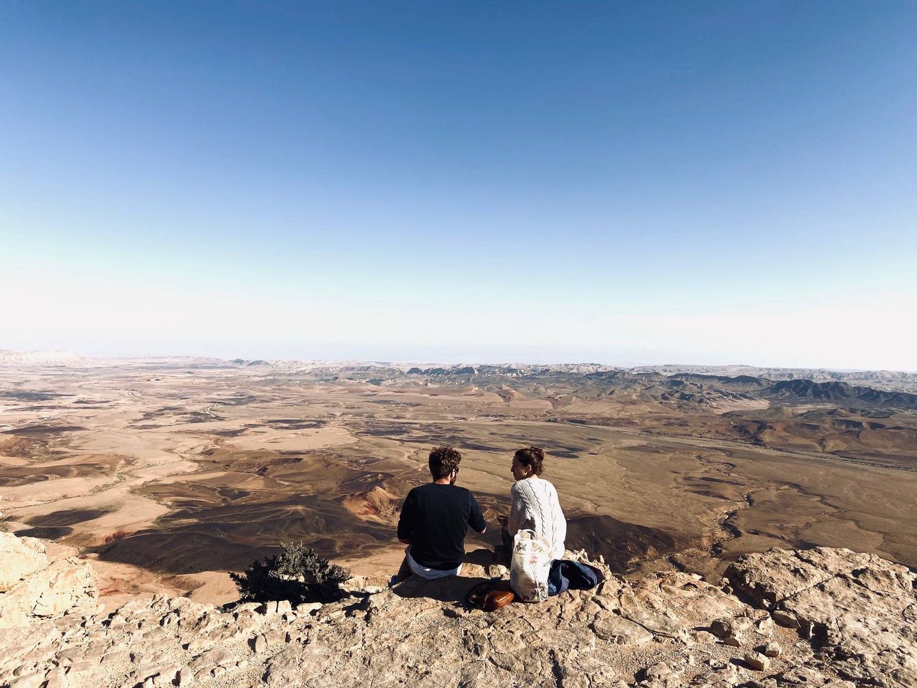 Una pareja almuerza al borde del cráter. (C. S.)