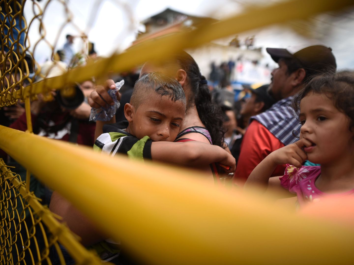 Niños en la valla fronteriza desde Guatemala y México. (EFE)