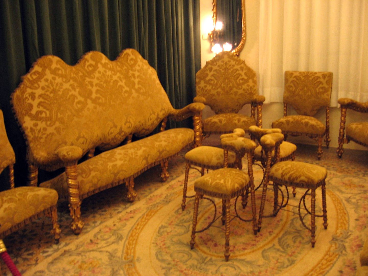 Muebles de la Casa Calvet diseñados por Antonio Gaudí. (CC/Canaan)
