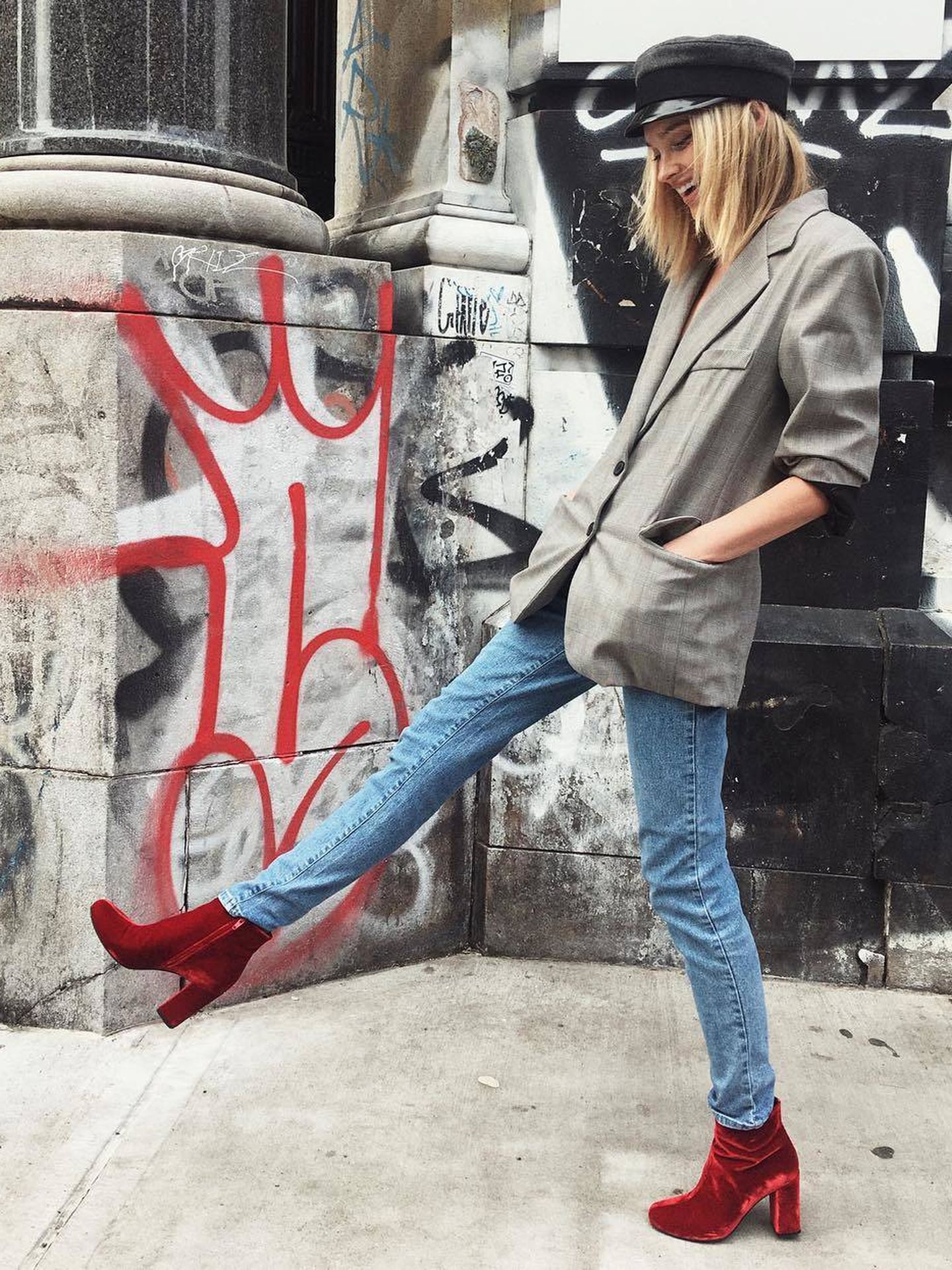 Elsa Hosk y su blazer masculina combinada con botines de terciopelo rojos. (Instagram)