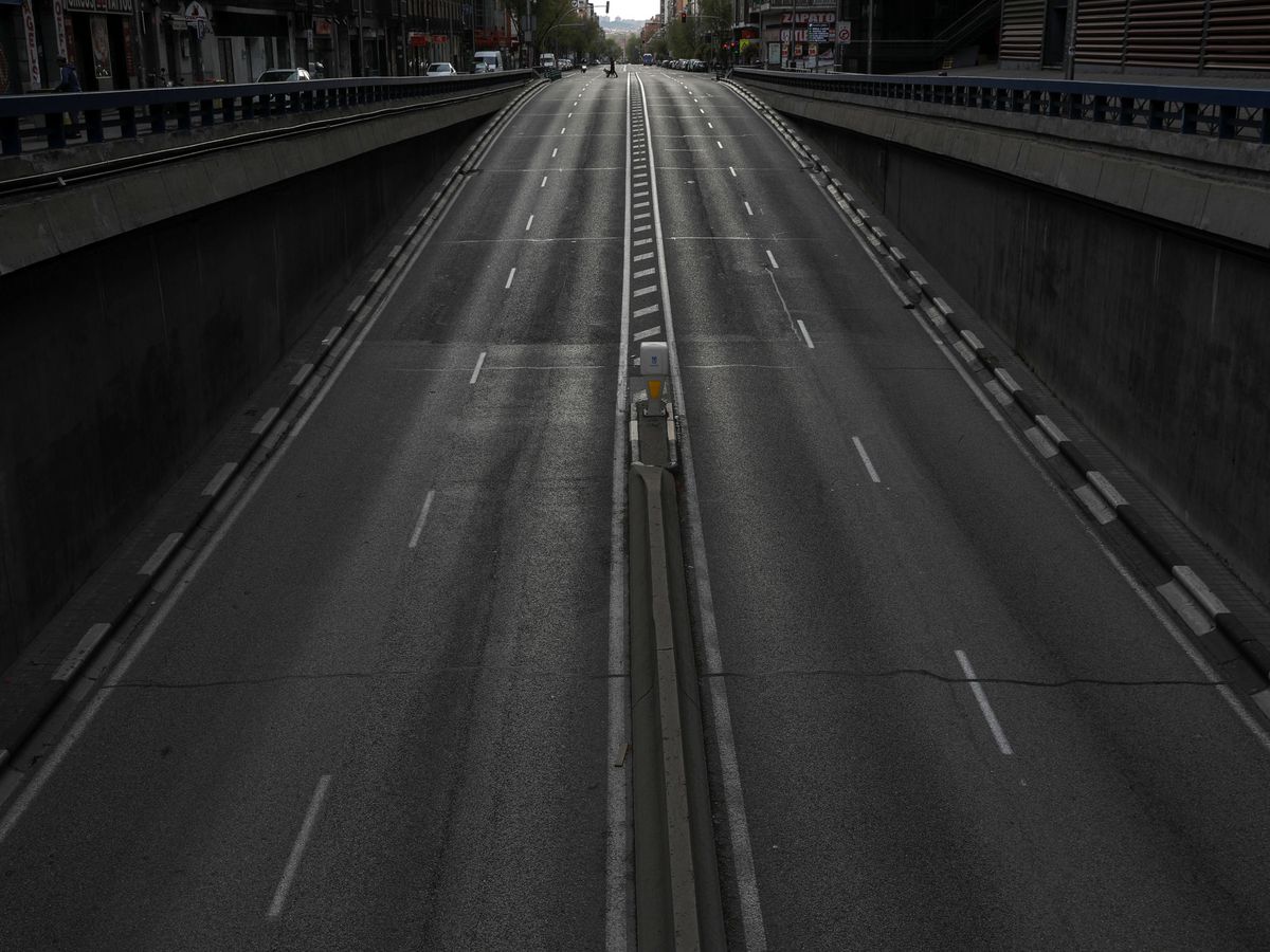Foto: Una carretera de Madrid en pleno confinamiento. (Reuters)