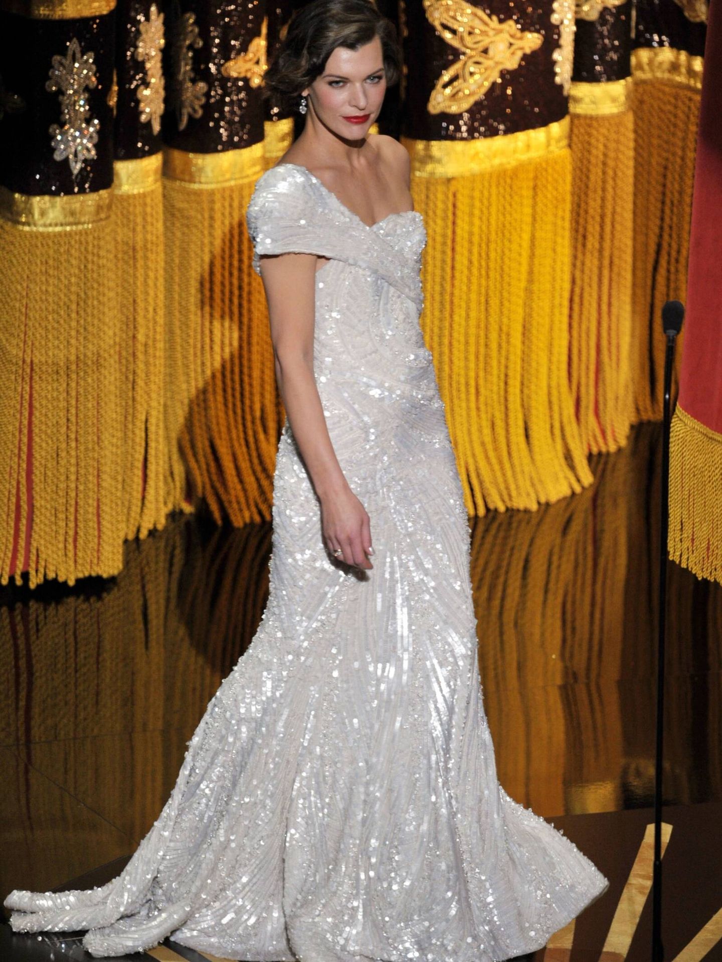 Milla Jovovich, en el escenario de los Oscar de 2011. (Getty)