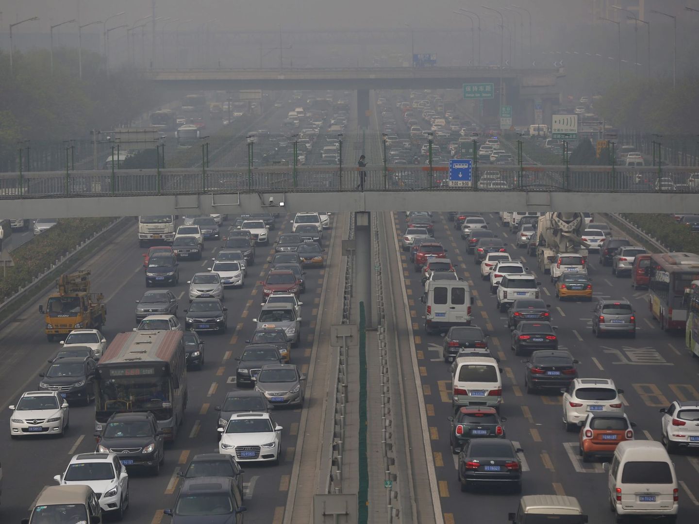 Vehículos circulan por una autopista en Pekín (China). (EFE)