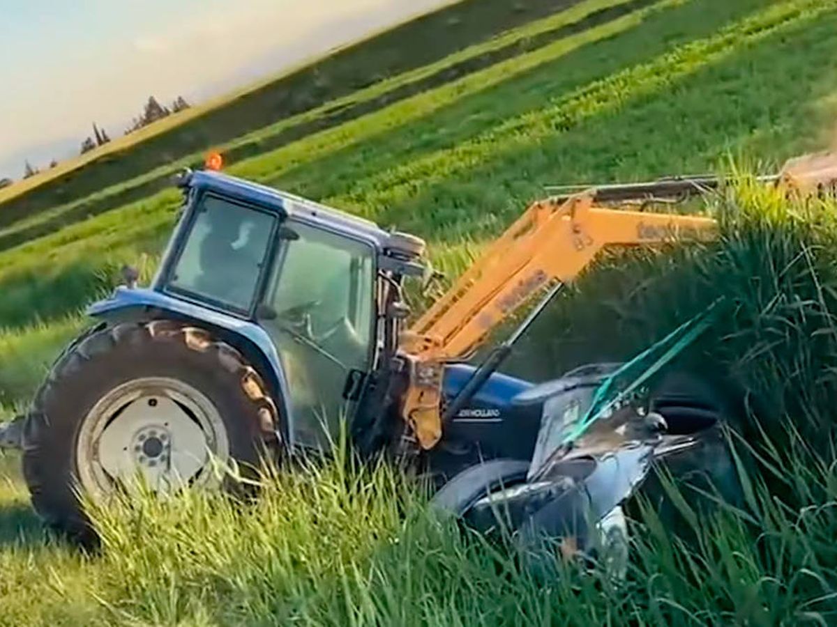 Foto: El tractor terminó cayendo a la acequia y embistiendo al coche (YouTube)